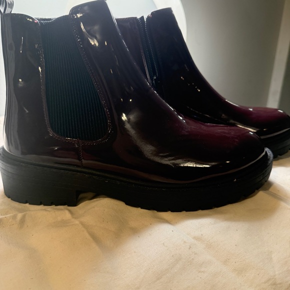 New Look Burgundy Gloss Ankle Boots - Picture 1 of 4